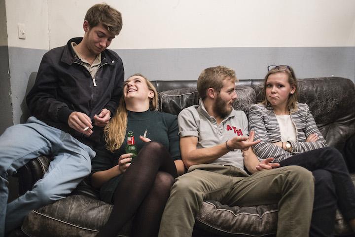 Des jeunes militants de l'Action Française se détendent suite à la conférence du colonel Hoggard à l'occasion du cercle de Flore, le cycle de conférences annuel de l'Action Française, le 9 octobre 2015 à Paris. C'est l'occasion pour les jeunes militants de se former sur des questions historiques, politiques et géopolitiques