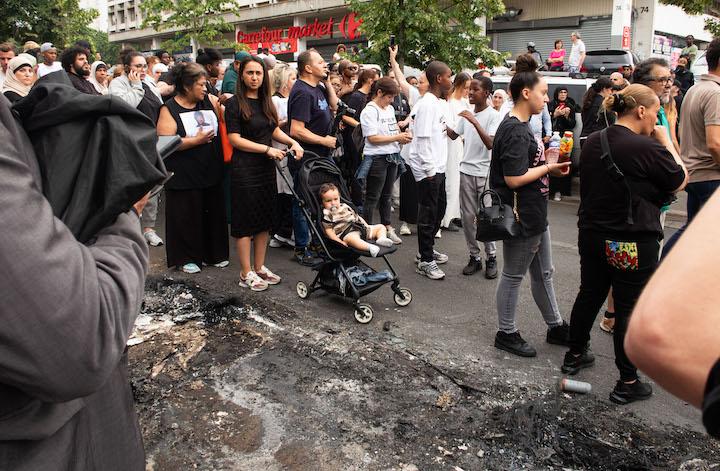 « J’ai la voix qui tremble. Je suis venue avec mes enfants, mon mari et ma soeur. Et là, on nous gaze. Beaucoup sont venus avec des enfants en bas âge. Il y a aussi des personnes âgées. On voulait faire une marche blanche en honneur pour Nahel, on est écoeurés », regrette Dounia.  