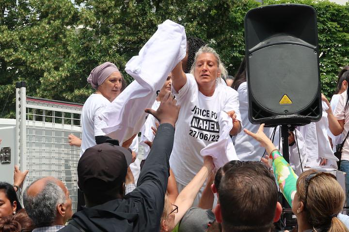 L’animatrice porte un t-shirt blanc floqué « Justice pour Nahel », sorti du carton et distribué par la maman de Nahel, Mounia
