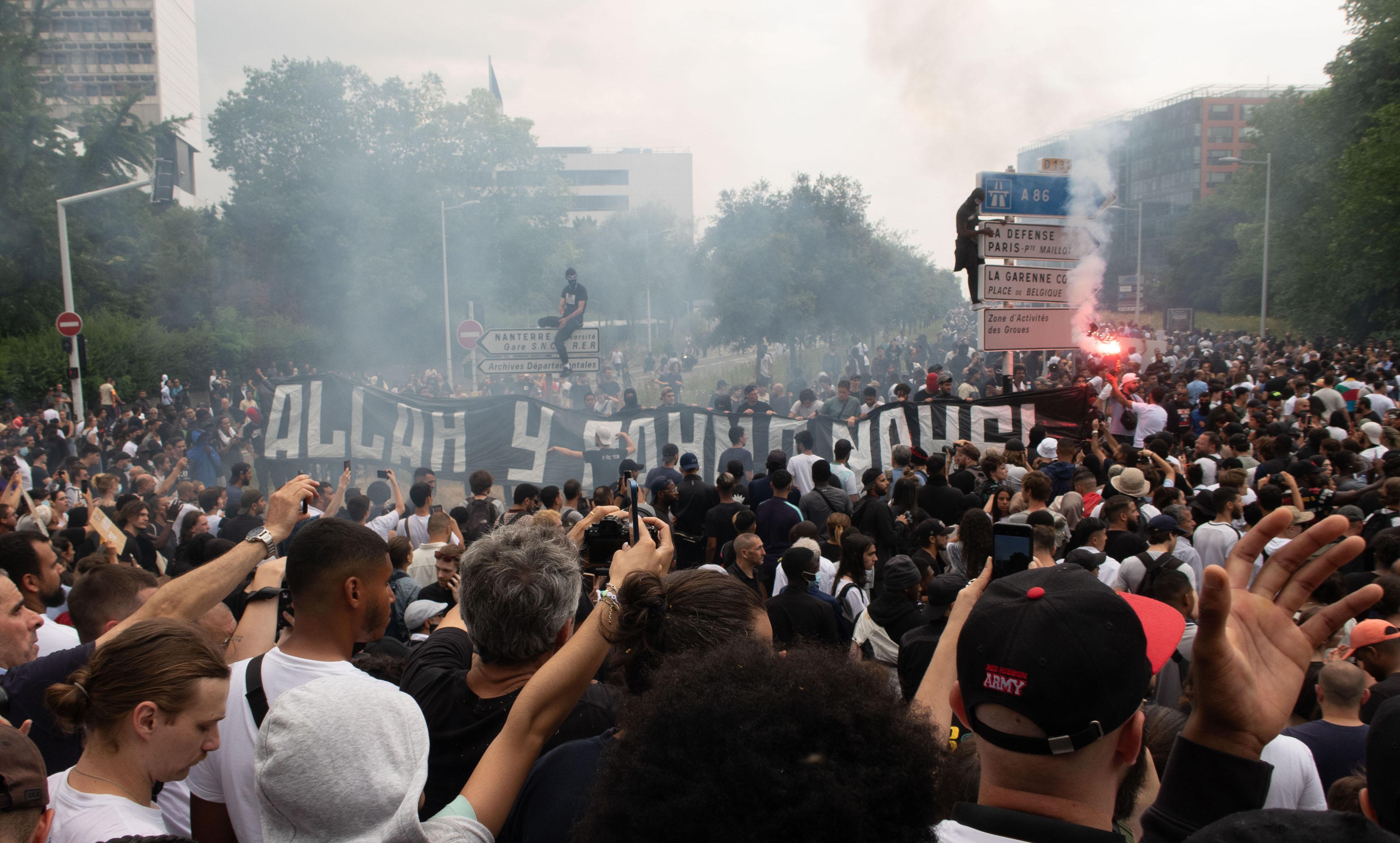 Une banderole géante a été déployée « Allah y rahmo Nahel », qui signifie en français « Paix à ton âme Nahel ».