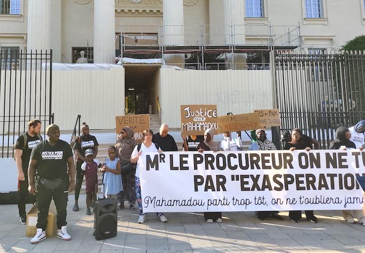À Reims, lors du rassemblement, le comité Justice pour Mahamadou se place derrière une banderole : « Monsieur le procureur, on ne tue pas par exaspération. » Une référence aux propos du magistrat à Reims