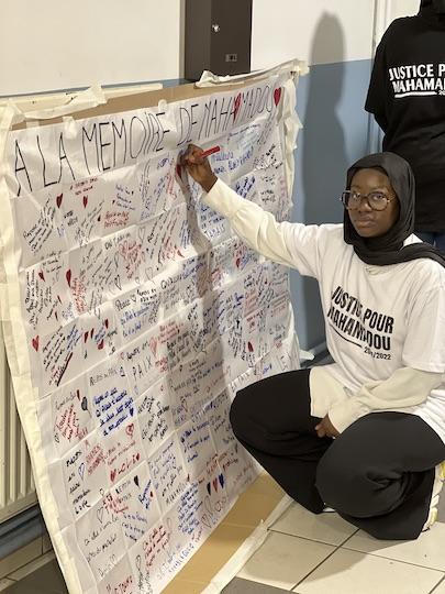 Assetou, 31 ans, est la voix et l'organisatrice du comité. « Sans elle, on ne sait pas où on serait. 