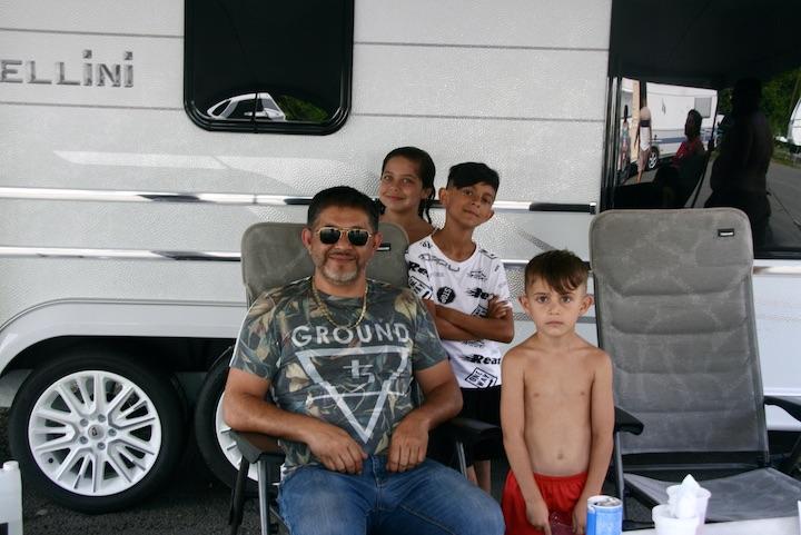 Rabi, installé sur les lieux depuis 2004, redoute l'expulsion. Il s'inquiète pour la continuité de la scolarité de ses enfants