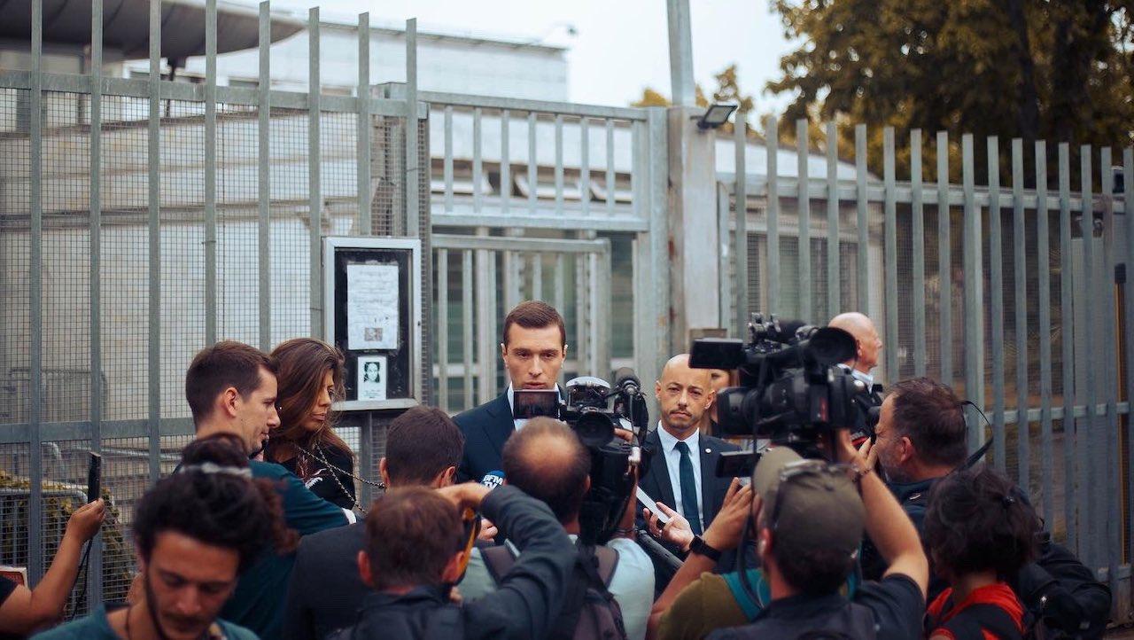 Un député RN tente de rendre visite au policier qui a tué Nahel mais reste à la porte