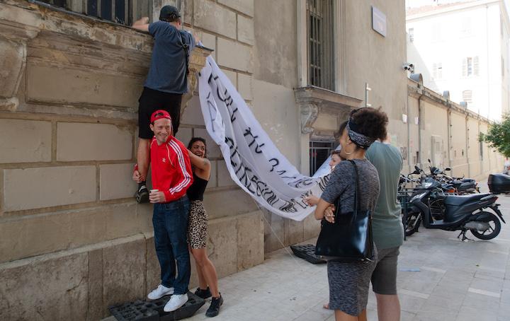 Emmanuel Roux, surveillant à Victor Hugo depuis quatre ans et récemment licencié, porte sur ses épaules ses camarades pour accrocher aux grilles des fenêtres du lycée Thiers les banderoles qu’ils viennent de taguer.