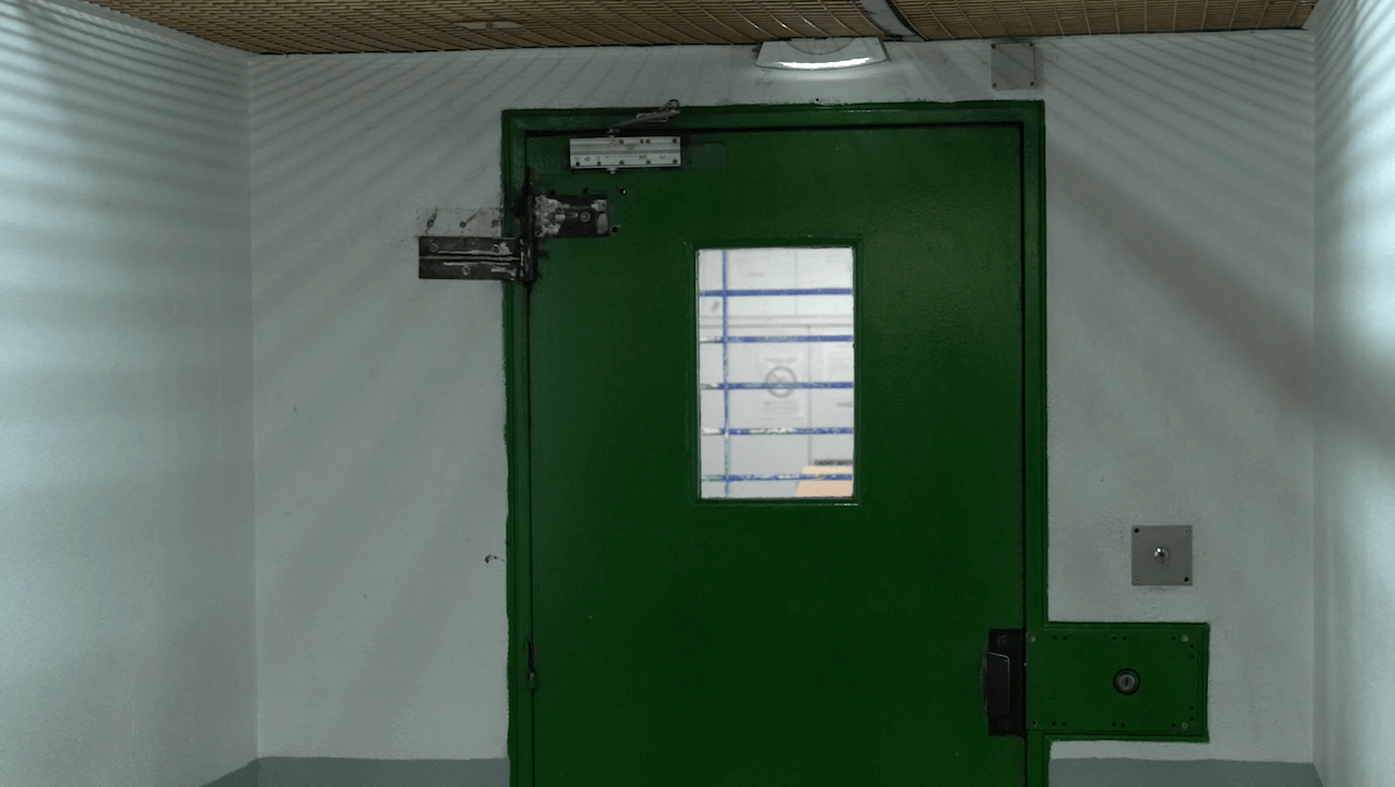 L’État condamné pour des fouilles à nu illégales pendant une détention provisoire pour « terrorisme d’ultragauche »