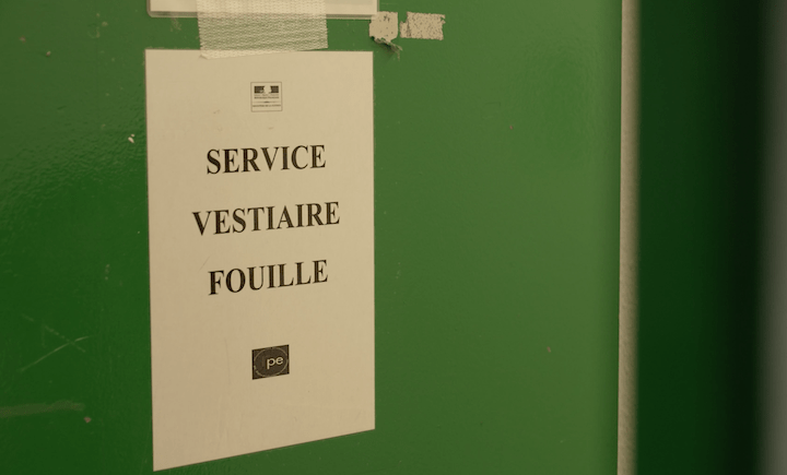 Le parloir « est le seul moment de réconfort en prison, où tu as du contact avec des gens qui te sont proches. Et [la fouille à nu] arrive juste après. Donc on vient te le ruiner », raconte Camille