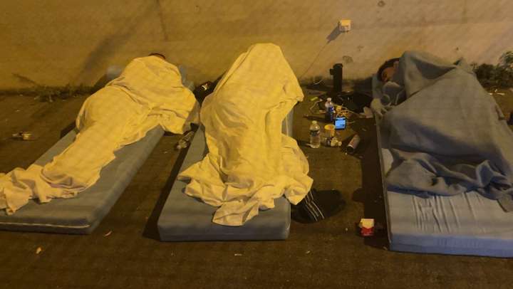 Avec les températures à l'intérieur qui sont parfois à 31 degrés, les retenus dorment à certaines occasions dehors