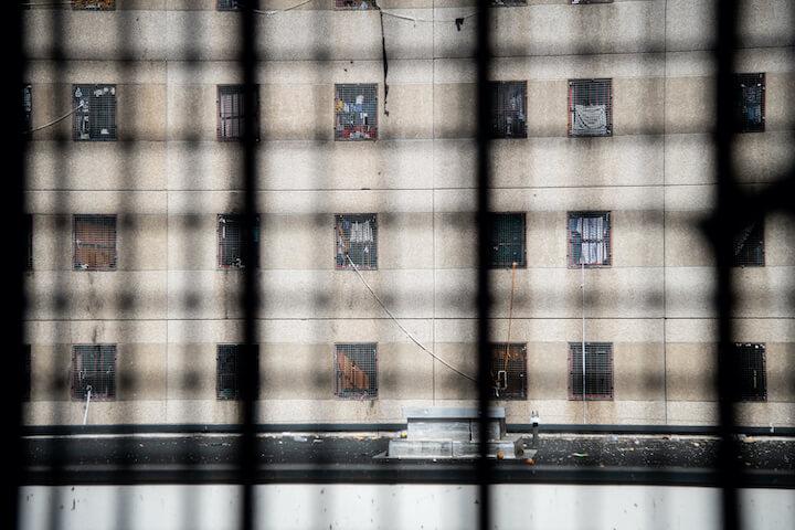 La maison d’arrêt de Nanterre héberge actuellement entre 960 et 980 détenus pour 597 places.