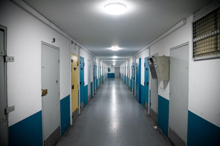 À deux reprises, des associations de défense des droits des détenus ont dénoncé les conditions de détention indignes à la prison de Nanterre