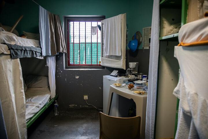 Quatre personnes se partagent cette cellule de la maison d'arrêt de Nanterre