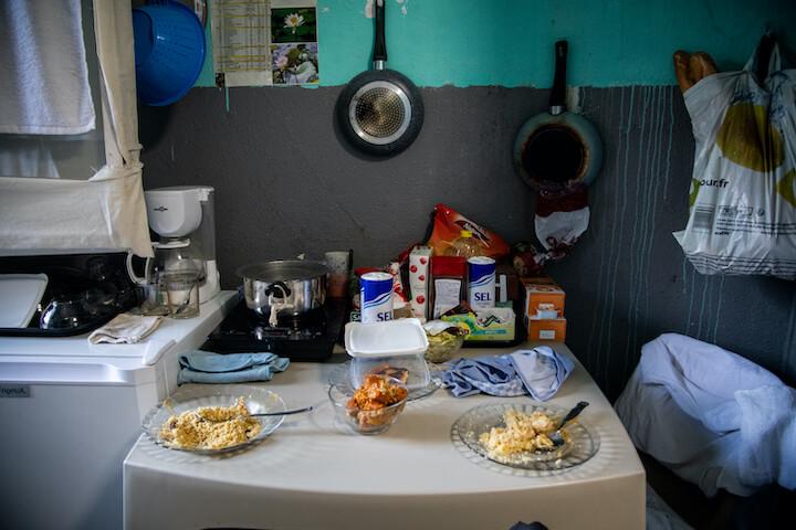 Dans une cellule de quatre personnes, le repas – surnommé « la gamelle » en prison – vient d'être distribué.