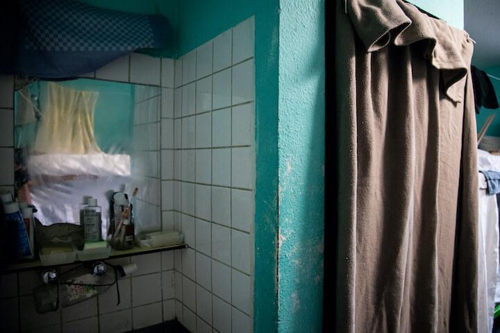 Les toilettes de la cellule n'ont pas de porte et ne sont fermées que grâce à une couverture accrochée par les détenus. 