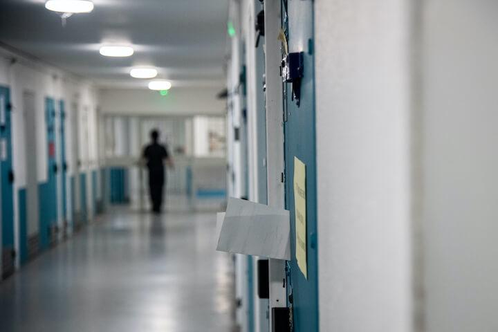 Durant la visite, des détenus font état d’une bagarre qui aurait eu lieu la semaine dernière en cour de promenade