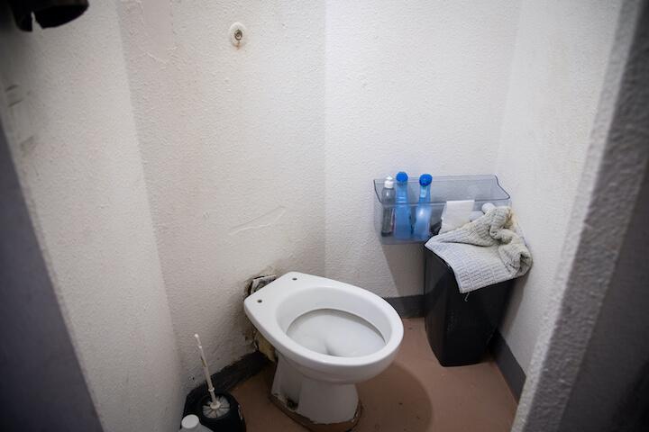 Des détenus racontent que leur chasse d'eau ne fonctionne plus depuis plusieurs jours