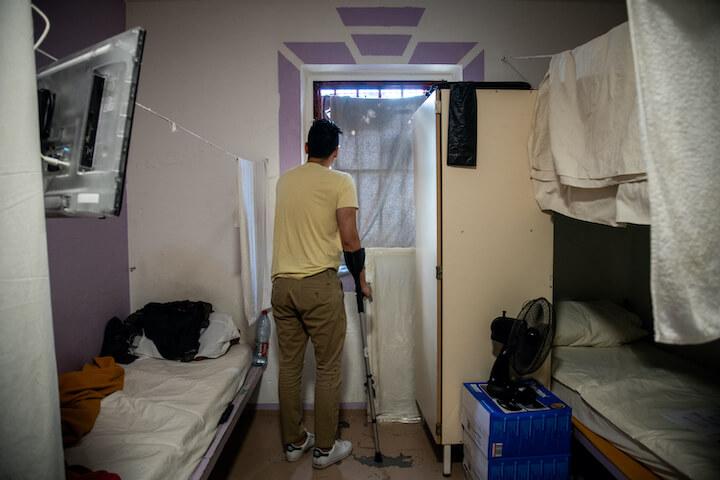 Un jeune homme en béquille explique demander, en vain, sa sortie pour incompatibilité avec son état de santé