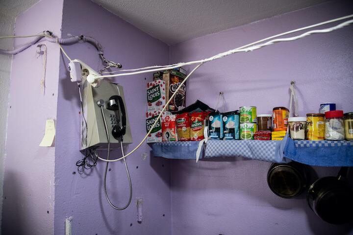 Dans certaines cellules, les fils électriques et multiprises pendent le long des murs