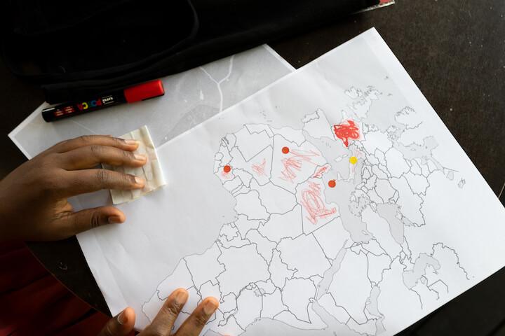 Kadi raconte ses allées et venues entre les accueils de jour, les gymnases et les logements sociaux.