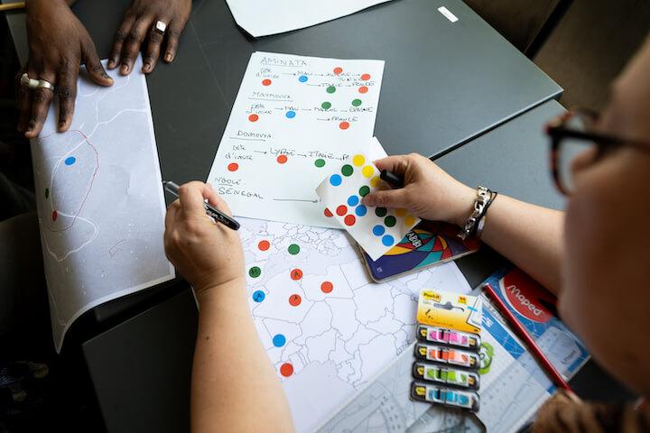 N’Gole se concentre à illustrer le plus précisément possible sa vie en France