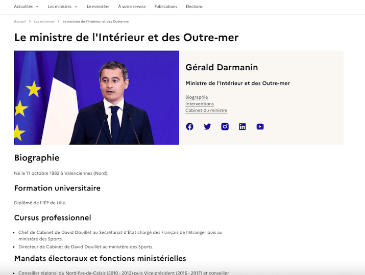 La biographie du ministre de l’Intérieur, sur le site de la place Beauvau, ne fait pas mention de son emploi de collaborateur parlementaire européen