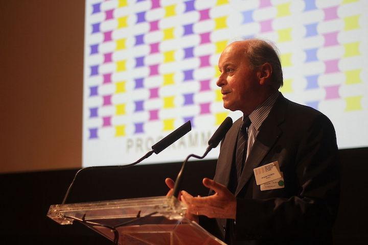 Jacques Toubon est de 2004 à 2009 député européen. Il aurait offert au cours de l’année scolaire 2005-2006 au jeune militant un stage, puis un « demi-poste » d’assistant parlementaire européen « pour 1.100 euros mensuels pendant un an et demi »