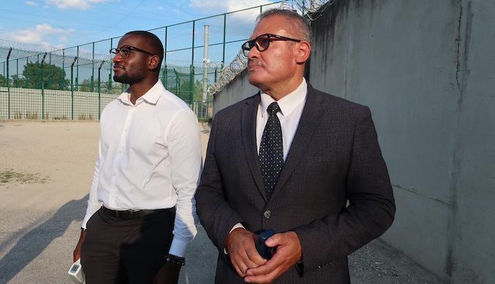 De gauche à droite : le député LFI Carlos Martens Bilongo et le directeur de la prison Patrick Hoareau