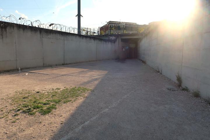  Dans la cour de promenade prévue pour 80 personnes, aucune trace de verdure