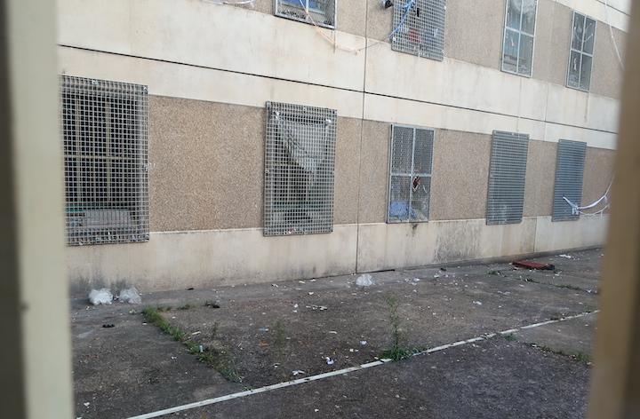 Finalement, en prison, se protéger de la chaleur relève de la débrouille. Si les fenêtres s'ouvrent, elles sont recouvertes de grillages