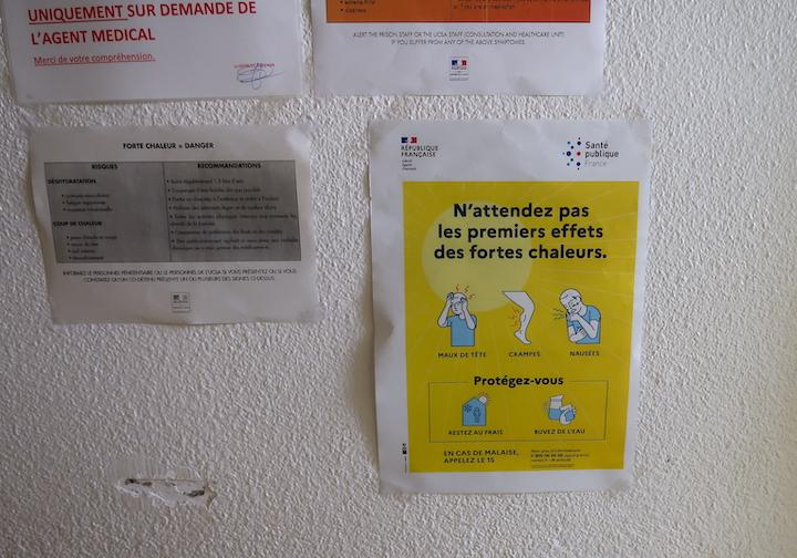 Sur le mur, sont placardées des consignes pour prévenir des fortes chaleurs.