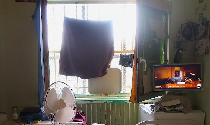 Un détenu a accroché une serviette à sa fenêtre, seul moyen d’avoir de l’ombre et de se cacher de la lumière