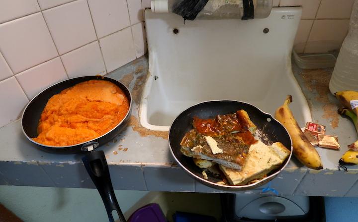 Le repas du soir : une purée de carotte, un part de quiche et une banane