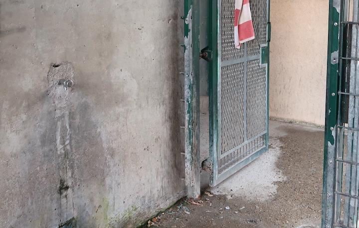 Un robinet permet aux détenus venus avec leurs bouteilles de boire et de se rafraîchir. Si celui-ci fonctionne, ce n’est pas le cas de tous.