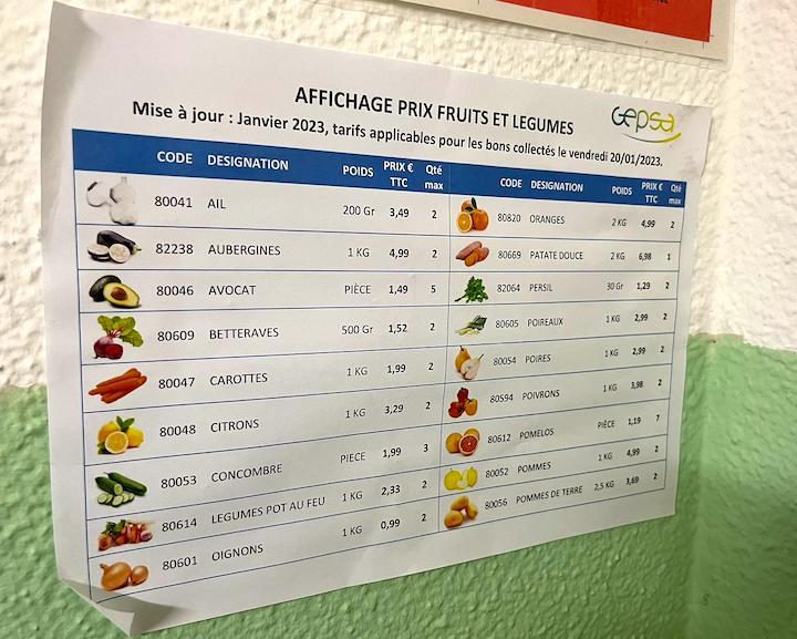 Les détenus ont également la possibilité de « cantiner » des bouteilles d’eau supplémentaires ou des ventilateurs pour se rafraîchir. Mais encore faut-il en avoir les moyens