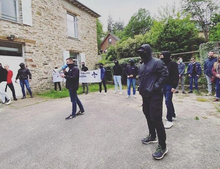 Le 13 mai 2023, une quinzaine de membres de l'Oriflamme, menés par Paul C. ont interrompu un atelier créatif de lecture destiné aux enfants et organisé par la mairie de Saint-Senoux (35).