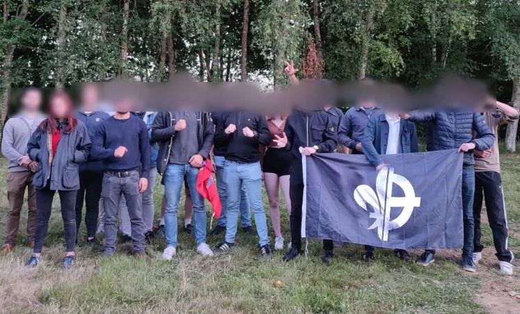 La rupture entre l’AF et sa section rennaise a été notamment actée par cette photo de groupe qui pose derrière un drapeau noir frappé d’une demi-fleur de lys jointe à une demi-croix celtique, le symbole des néofascistes français