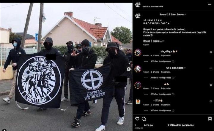 Dans une publication d'un militant néofasciste, ce dernier identifie François-Xavier C. qui tient le drapeau de l'Oriflamme, lors d'une manifestation d'extrême droite contre les migrants à Saint-Brévin (44). Une centaine de néofascistes s'étaient rassemblés.