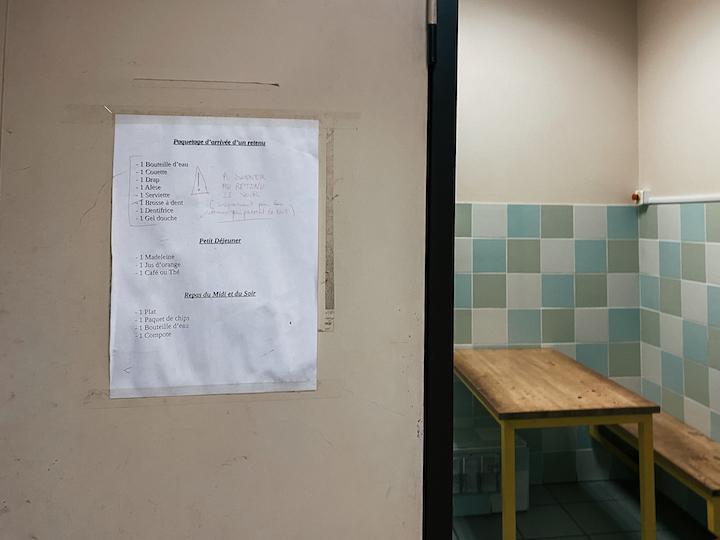 Le menu de la cantine et le paquetage d'arrivée. Pour le petit-déjeuner, sont distribués par personne, une madeleine, un thé ou un café, et un verre de jus d'orange. Pour le déjeuner et le dîner, un plat, un paquet de chips et une compote