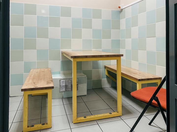 Une salle est prévue pour accueillir les rendez-vous avec les avocats des retenus.