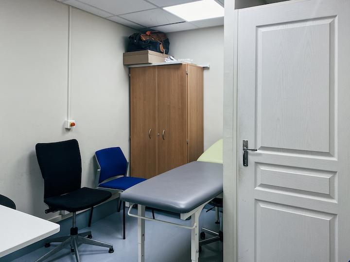Une salle est prévue pour les rendez-vous médicaux, même si aucun médecin ne viendrait