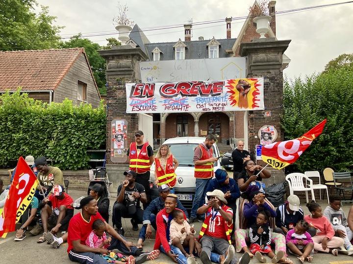 « Emmaüs, c’est le rêve d’un homme qui avait des valeurs de partage et d’amour. Aujourd’hui, c’est une entreprise dans laquelle les dirigeants ont décidé de remonter le temps à l’ère coloniale, à l’ère du maître et de l’esclave », pose Alixe Kombila, l’une des trois porte-paroles du collectif de grévistes