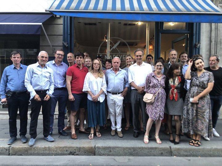 Le 12 juillet dernier, une vingtaine de militants de Reconquête Paris, réunis pour le bureau politique de la section, prennent la pause devant le Mareyeur, en compagnie de Samuel Lafont