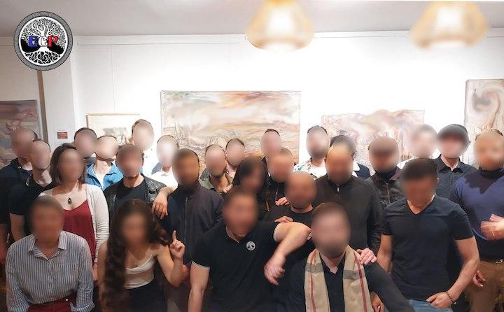 Ce soir d’avril 2023, les hommes et les (rares) femmes présentes au Mareyeur – privatisé pour l’occasion – sont réunis pour la soirée mensuelle de l'Équipe communautaire Paris (ECP)