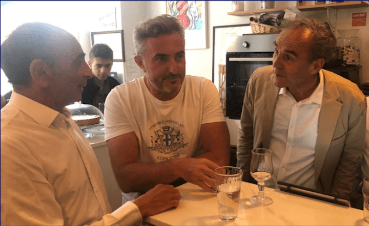 Éric Zemmour en compagnie du sénateur Reconquête Stéphane Ravier et le gérant du Mareyeur Olivier Courtois dans le resto à huîtres.
