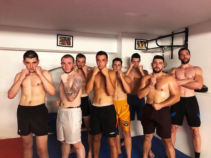 À Lyon, Eliot Bertin fréquente régulièrement les identitaires. En 2020, il prend par exemple la pause tout à gauche pour promouvoir la salle de boxe des zids : L’Agogé