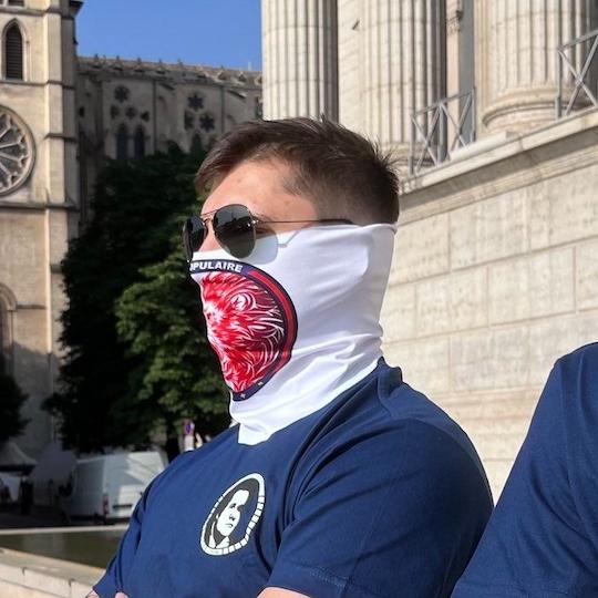Eliot Bertin et son tour de cou au logo de Lyon Populaire