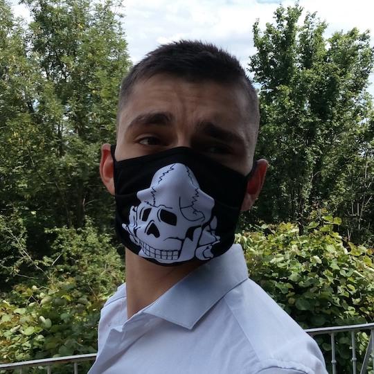 Eliot Bertin et son masque noir à l'insigne de la Totenkopf - la 3ème division SS