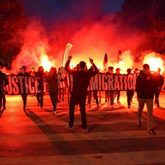 Eliot Bertin est de toutes les mobilisations de l’extrême droite lyonnaise et développe ses liens avec une myriade de groupes et de collectifs. En octobre dernier, il prend la tête de la manifestation sauvage pour Lola. Ici au premier plan à droite