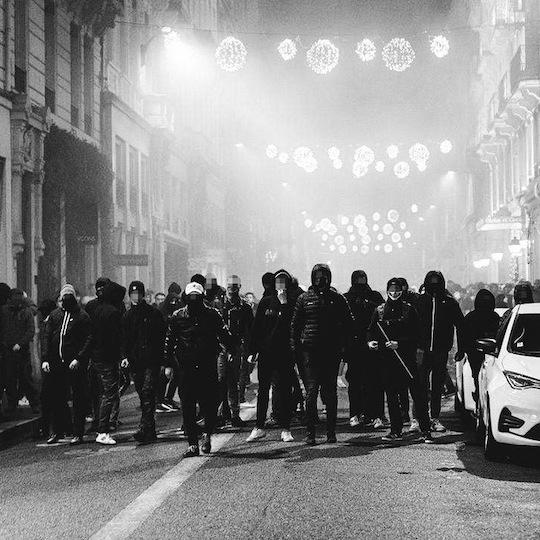 Le 14 décembre dernier, malgré sa cagoule, des témoins reconnaissent Eliot Bertin autour de la place Bellecour parmi les militants d’extrême droite venus agresser des supporters lors de l’après-match France-Maroc.