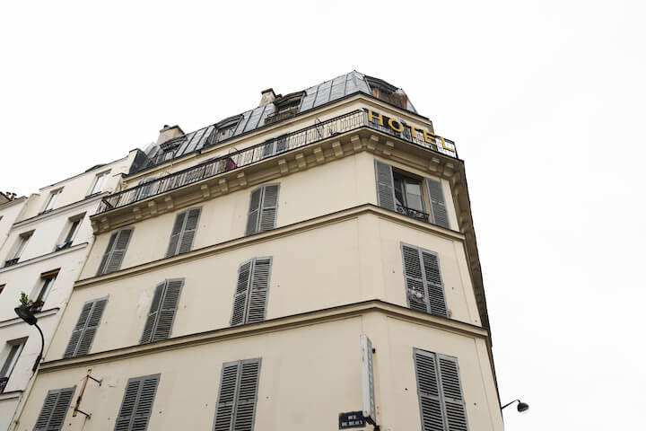 L’immeuble est ce que l’on appelait à l’époque un « garni » : un hôtel qui propose de petites chambres meublées à la nuit ou à la location