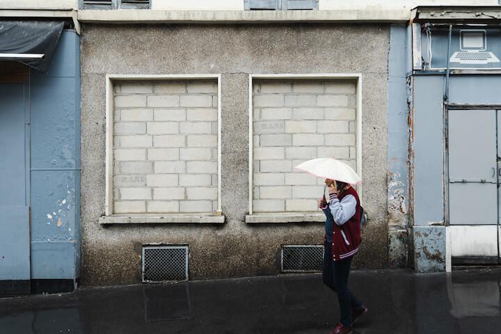 Le bâtiment au rez-de-chaussée de l’Hôtel du Marché dans le 19ème arrondissement a fermé et est désormais condamné